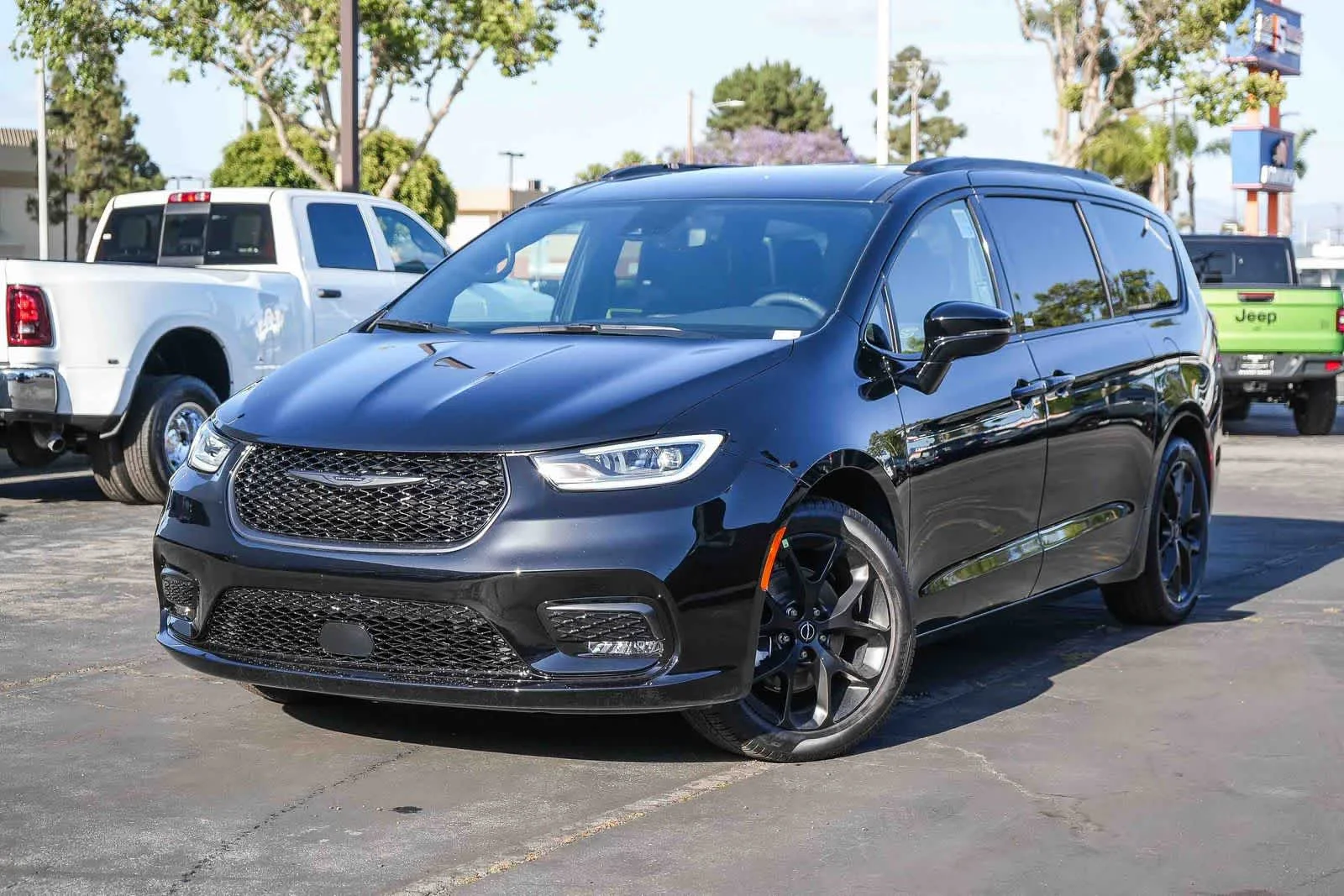 2026 Chrysler Pacifica Select's photo