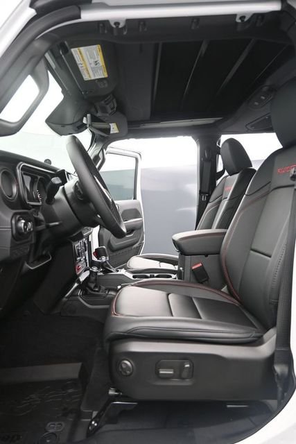New 2026 Bright White Clear-Coat Exterior Paint Jeep Rubicon X image 9