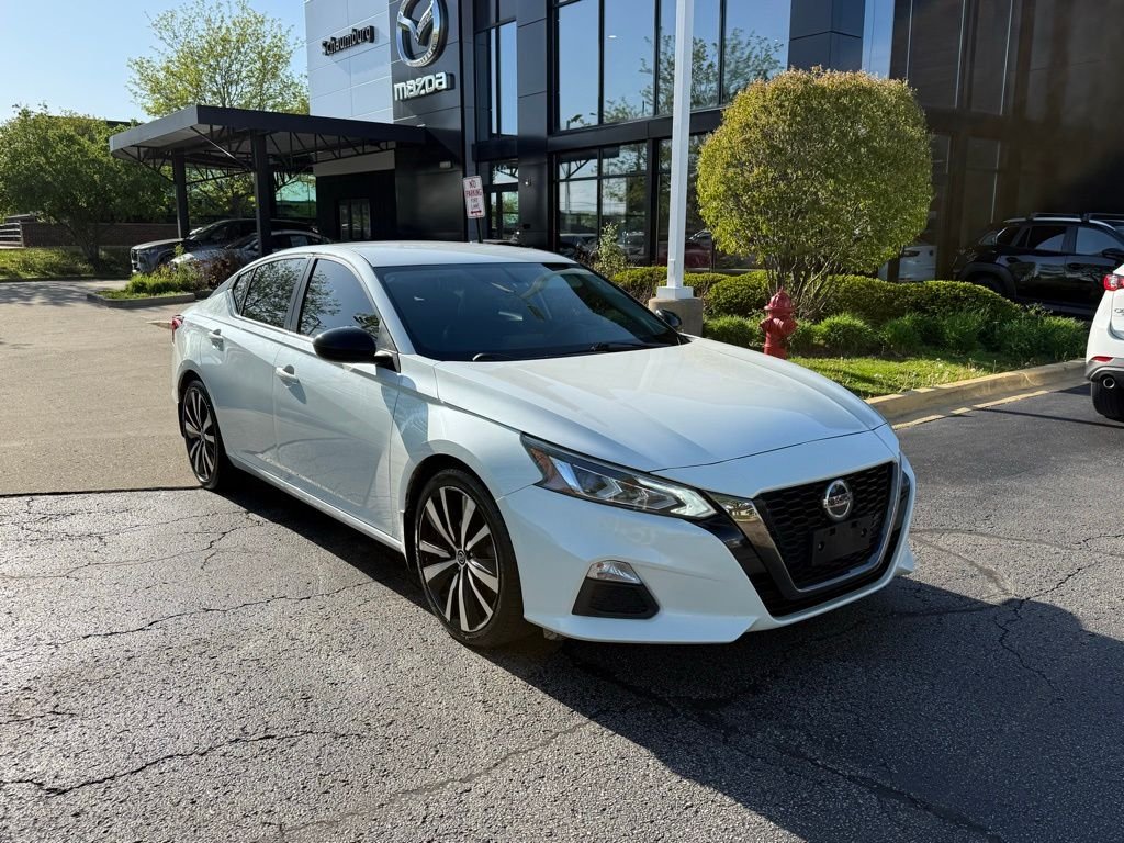 Used 2019 White Nissan 2.5 SR image 8
