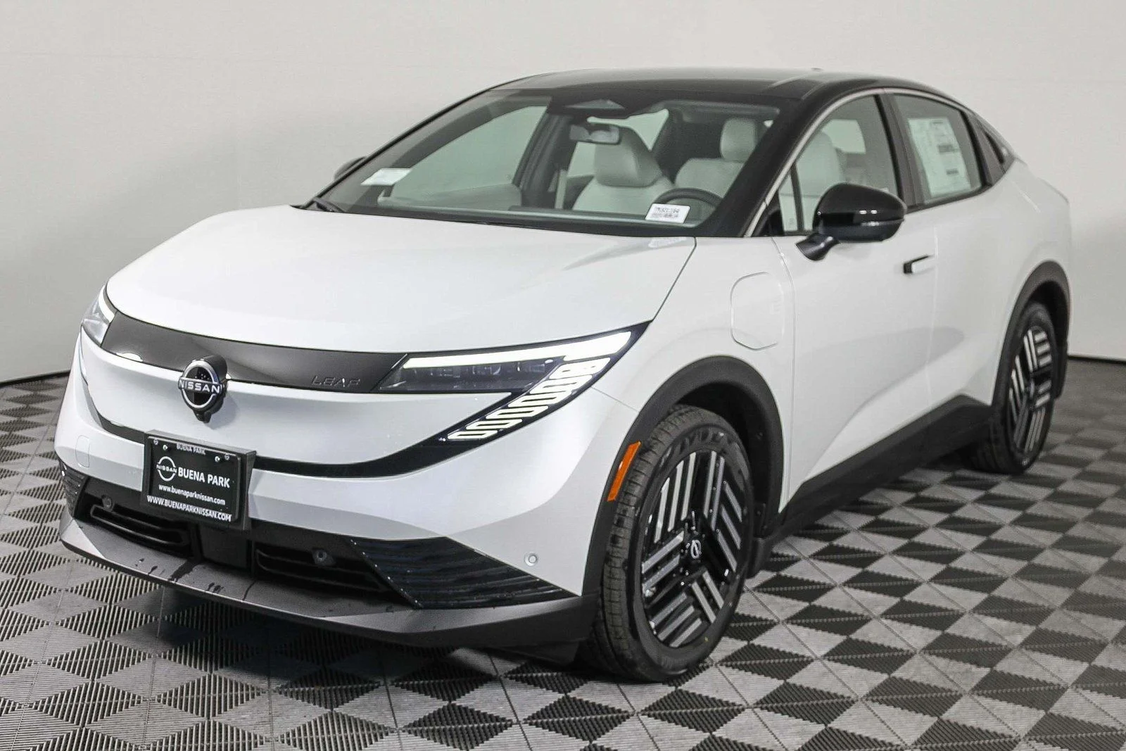New 2026 Everest White Pearl TriCoat / Super Black Two-tone Nissan SV+ image 3