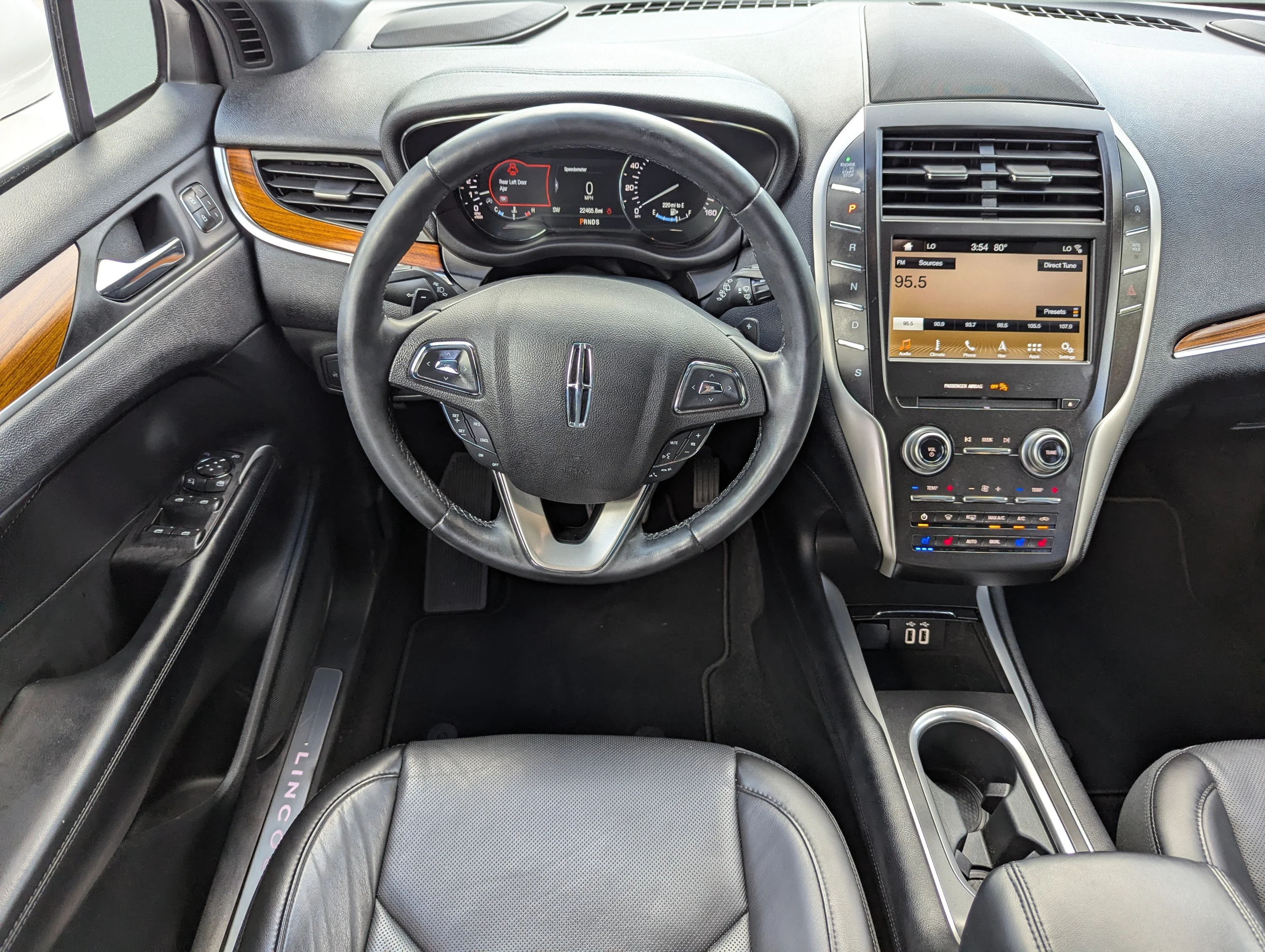 Used 2019 White Platinum Clearcoat Metallic Lincoln Reserve image 23