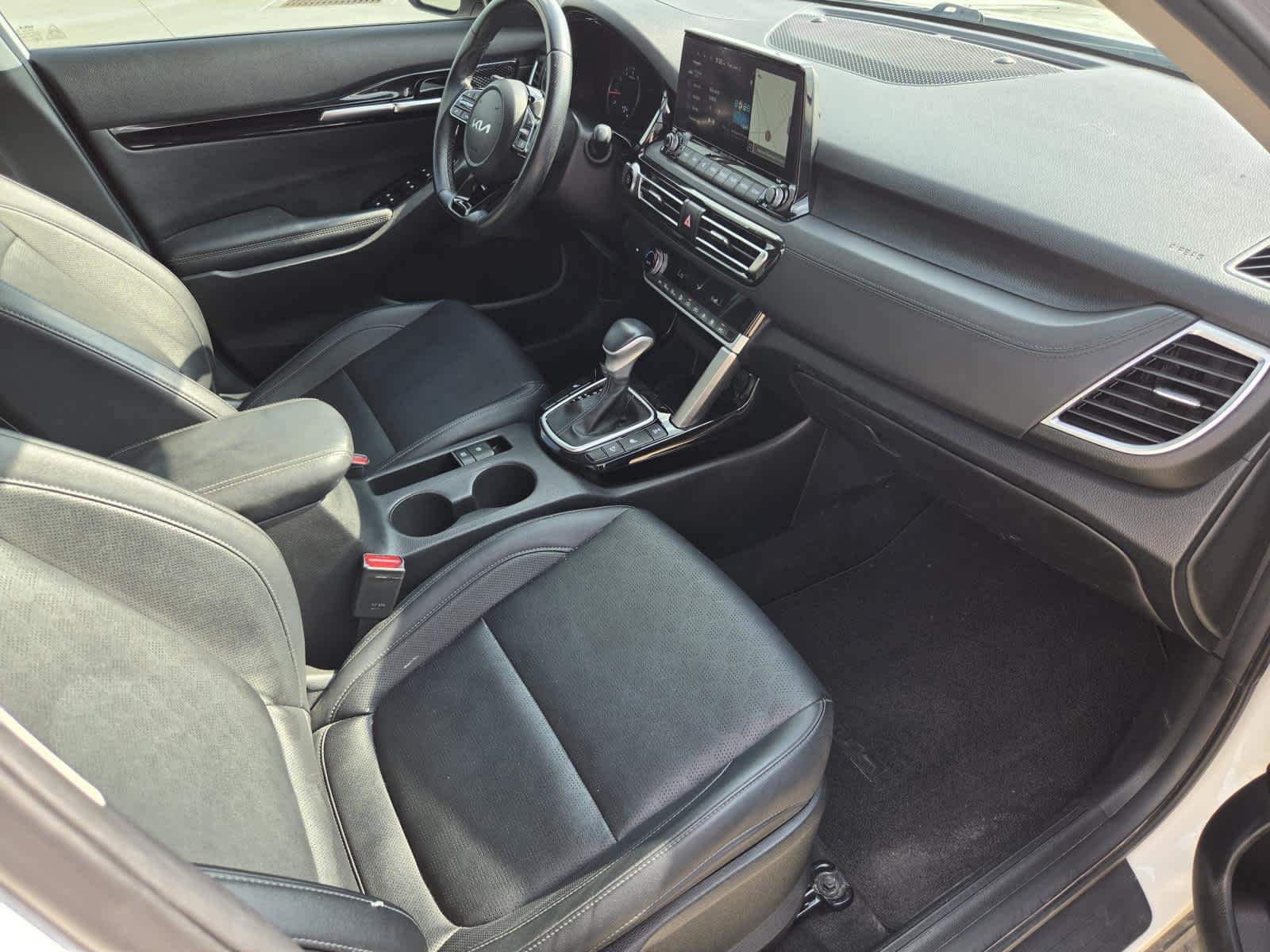 Used 2023 Snow White Pearl Kia SX image 9