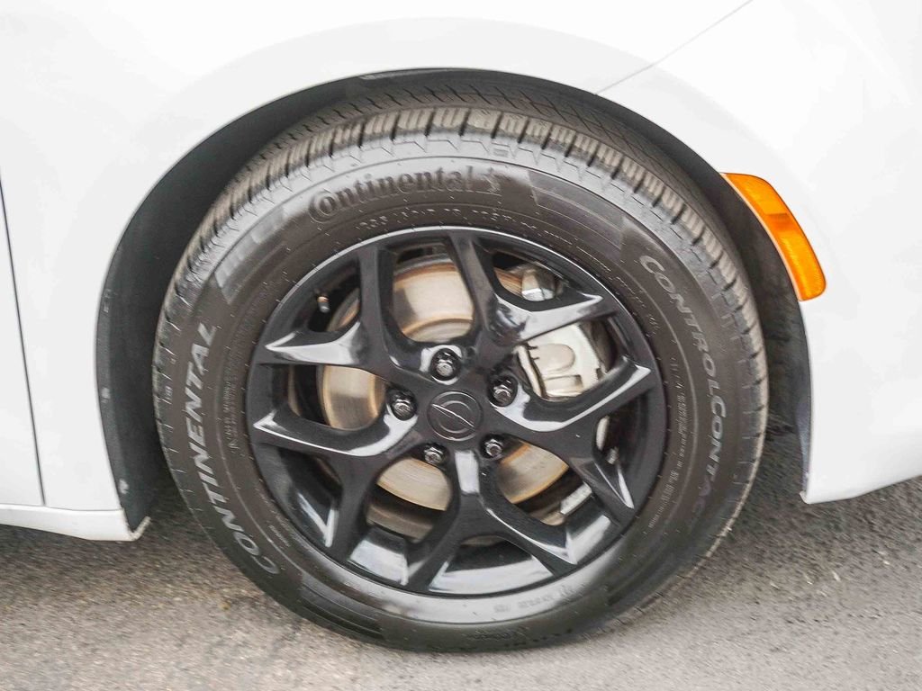 Used 2018 White Chrysler Limited image 10