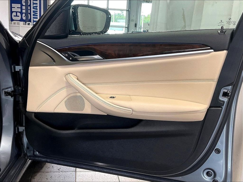 Used 2019 Blue BMW 530e xDrive iPerformance image 12