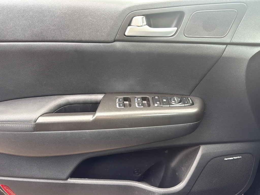 Used 2017 Red Kia EX image 33