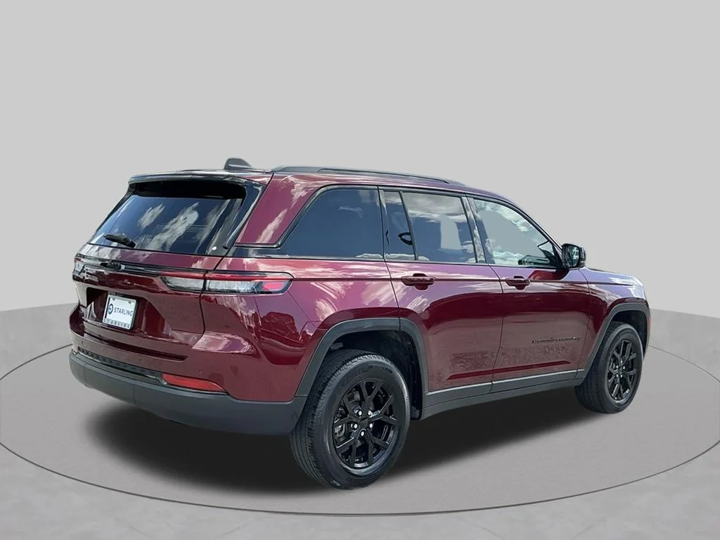 Used 2024 Red Jeep Altitude image 6