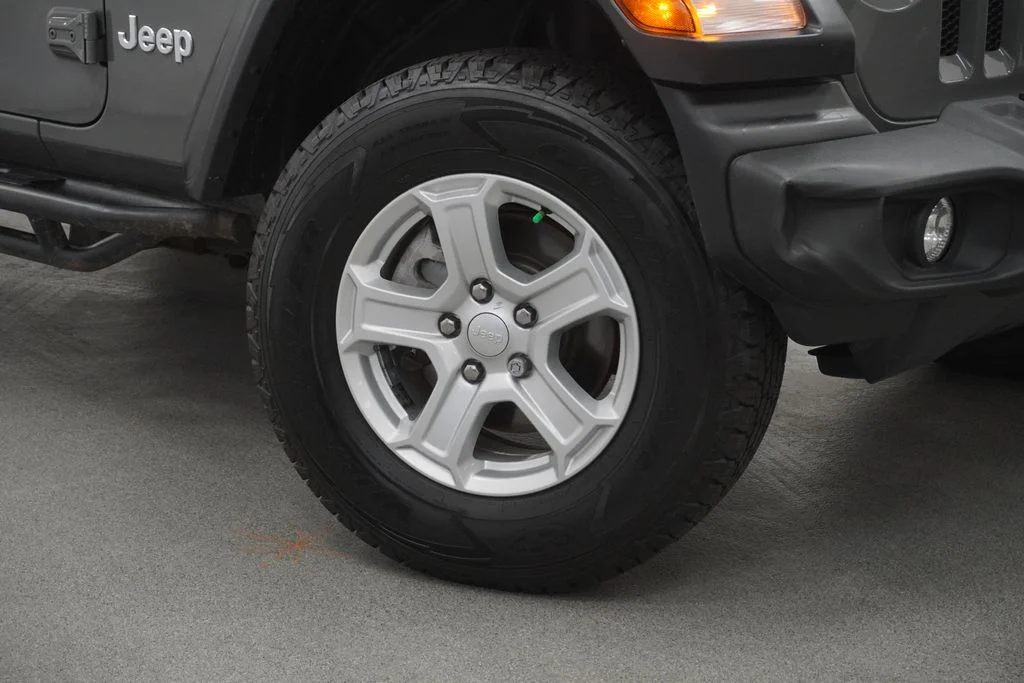 Used 2019 Gray Jeep Sport S image 5