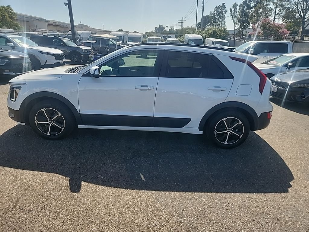 Used 2023 White Kia EX image 10
