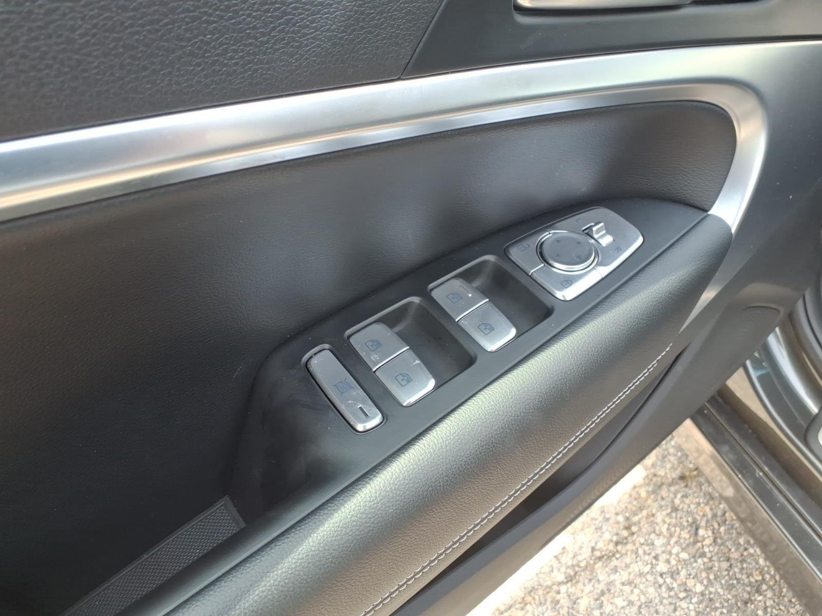 2025 GENESIS G70 Standard - Photo 24