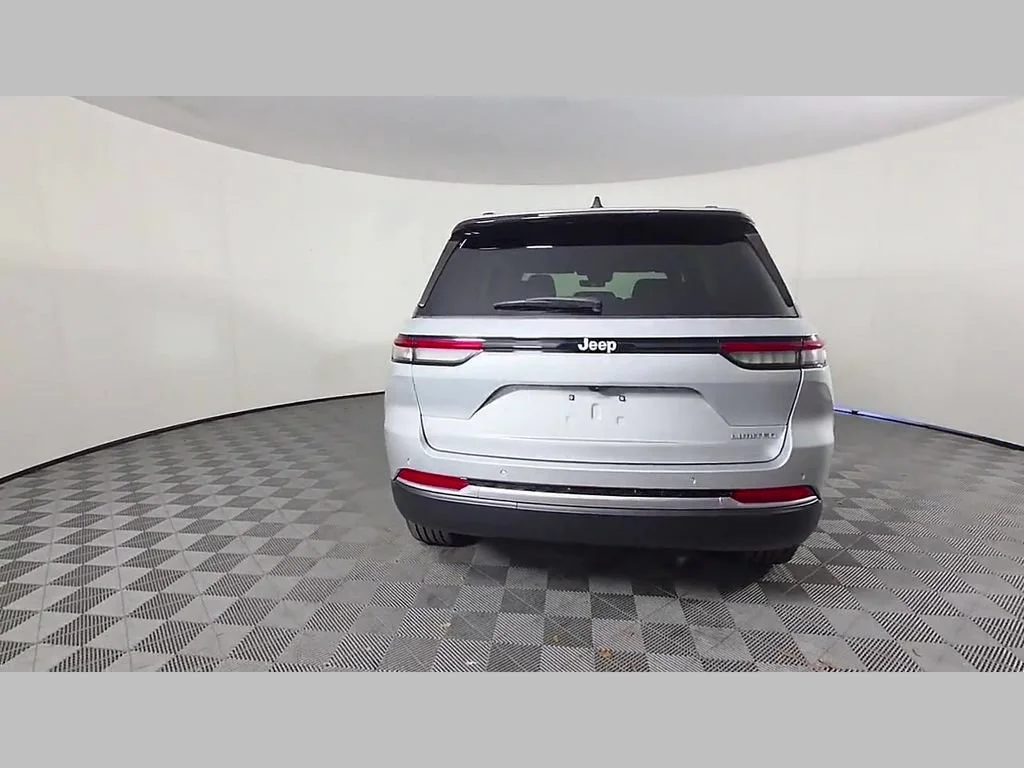 New 2026 Silver Zynith Exterior Paint Jeep Limited image 29