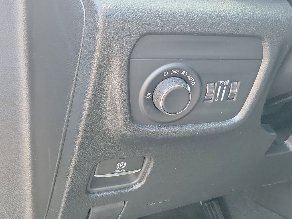 New 2026 Diamond Black Crystal Pearlcoat Jeep Altitude image 17