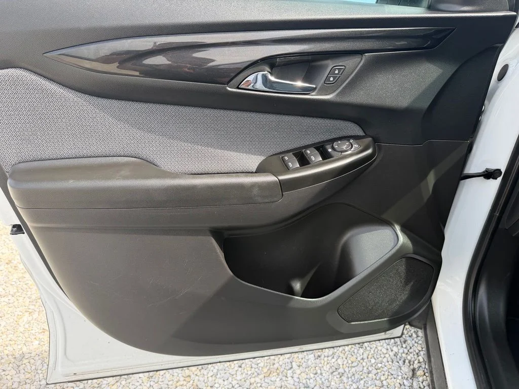 Used 2025 White Chevrolet LT image 9