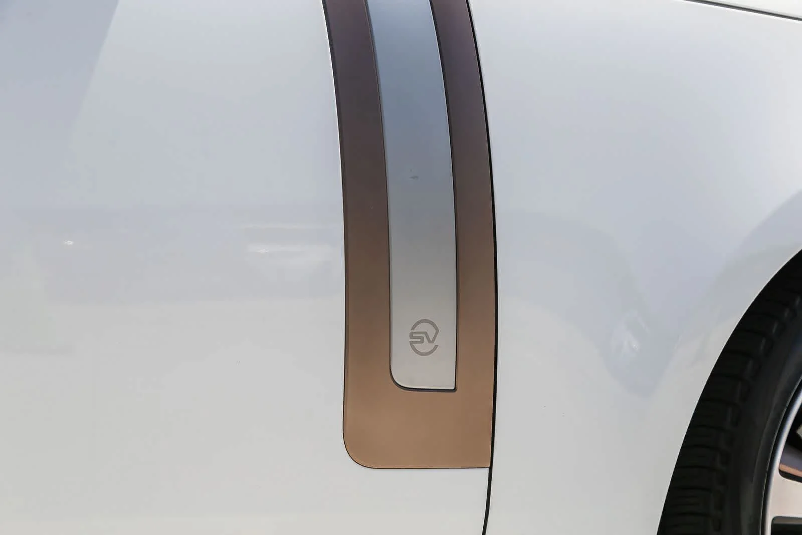 Used 2023 White Land Rover SV image 10