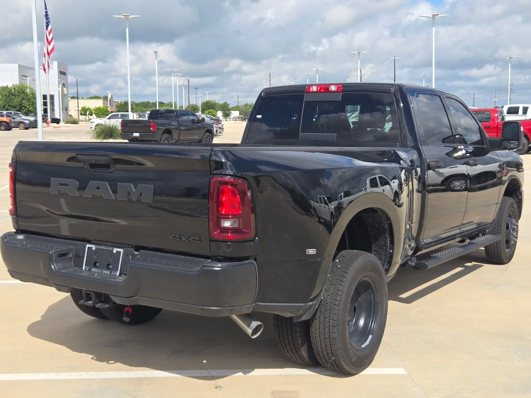 New 2026 Diamond Black Crystal Pearl-Coat Exterior Paint RAM Tradesman image 3