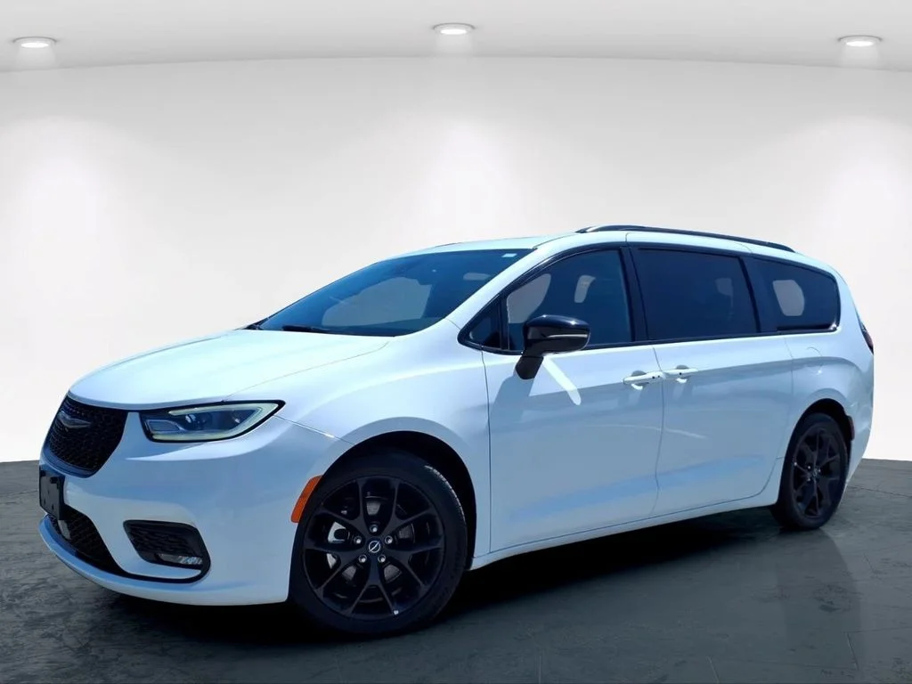 Used 2025 White Chrysler Limited image 2