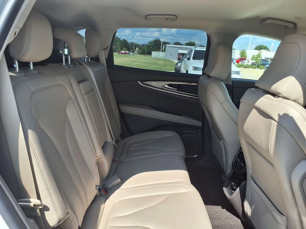 Used 2022 White Lincoln Standard image 20