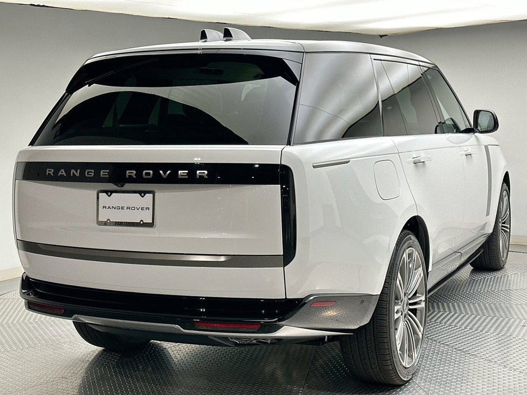 New 2027 Fuji White Land Rover SE image 3