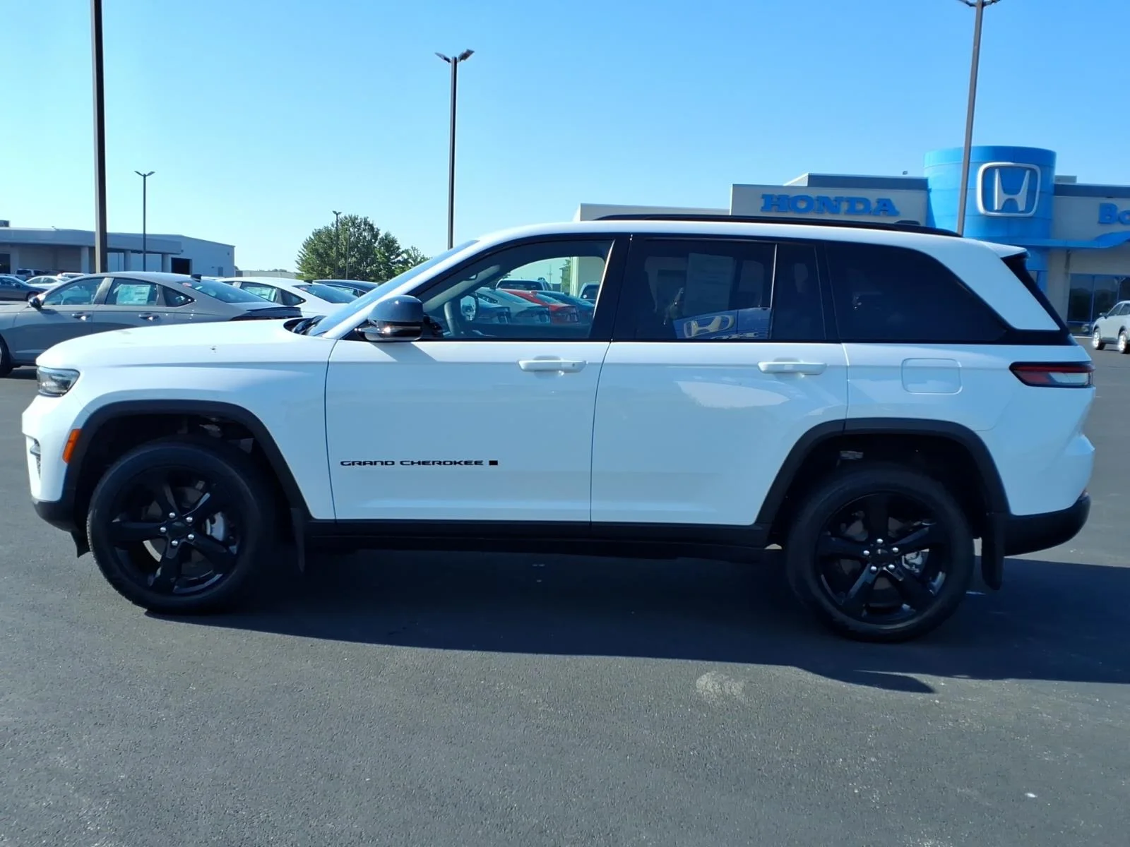 Used 2024 White Jeep Laredo image 13