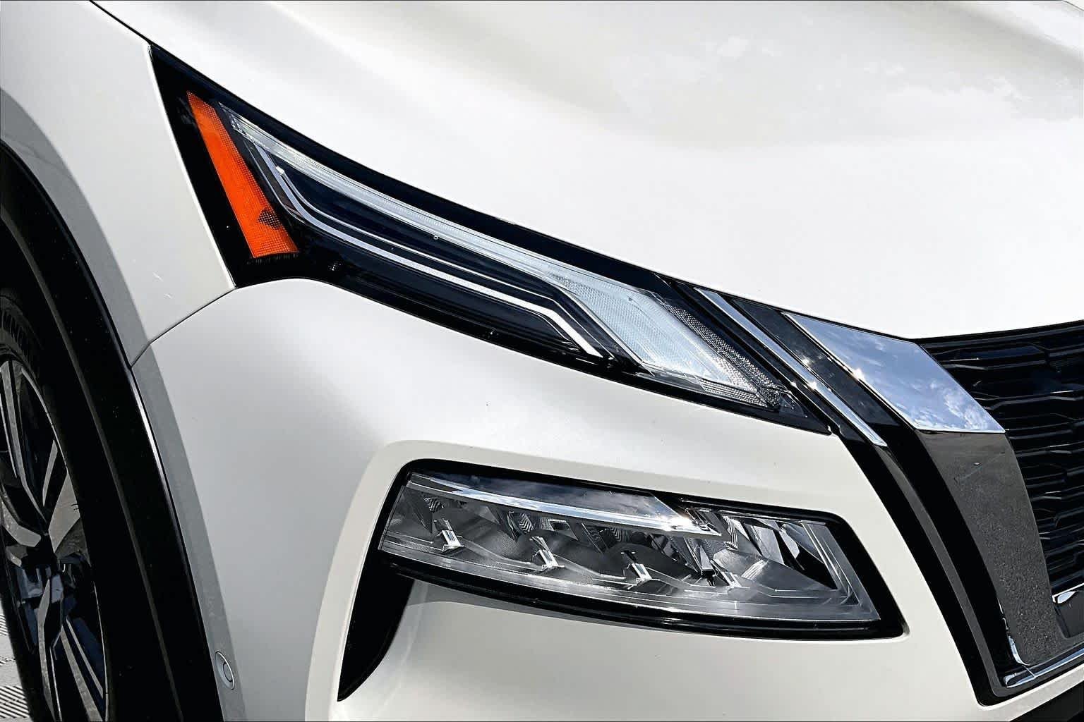 Used 2023 Pearl White Tricoat/Super Black Nissan Platinum image 28