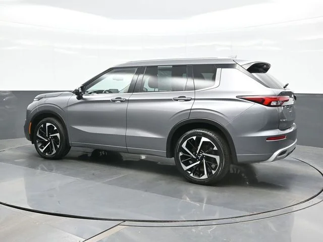 Used 2022  Mitsubishi SEL image 3