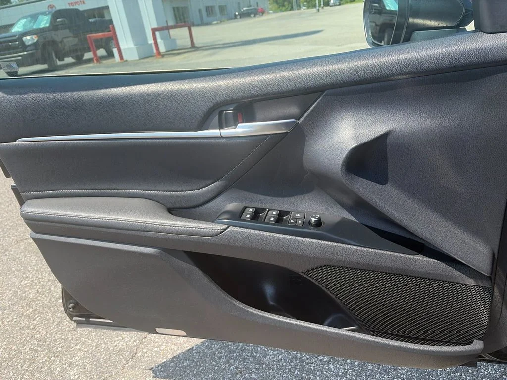 Used 2018 Black Toyota XSE V6 image 12