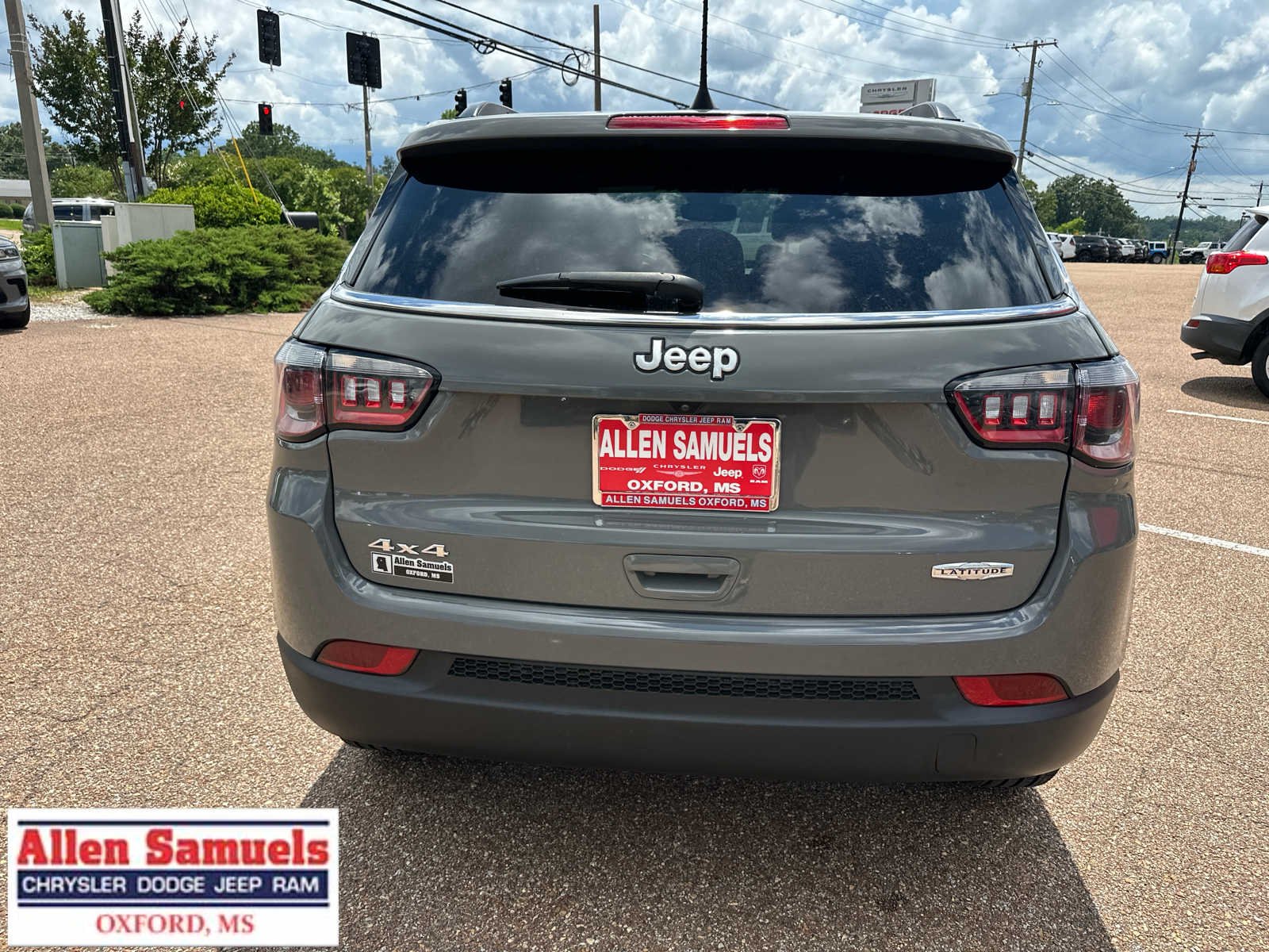 Used 2024 Sting-Gray Clearcoat Jeep Latitude image 4