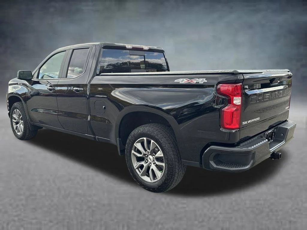 Used 2019 BLACK Chevrolet RST image 3