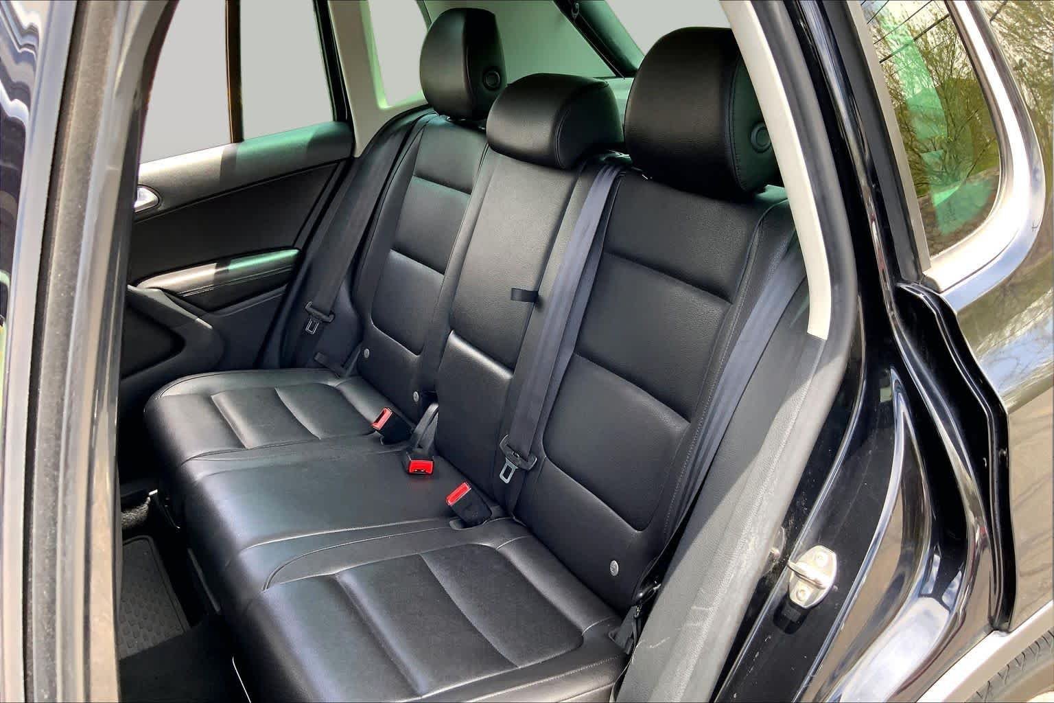 Used 2014 Reflex Silver Metallic Volkswagen SE image 18