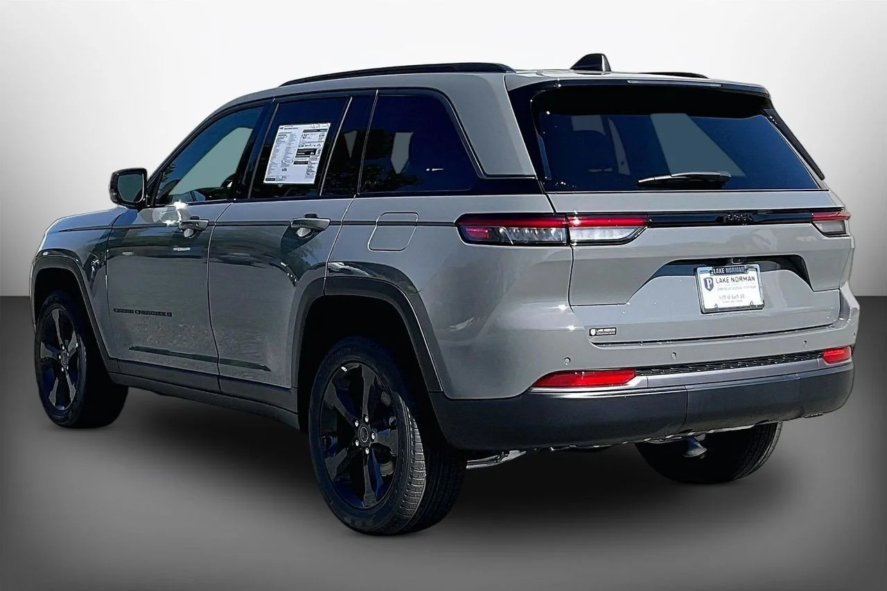 New 2027 Sting-Gray Clear-Coat Paint Jeep Limited image 6
