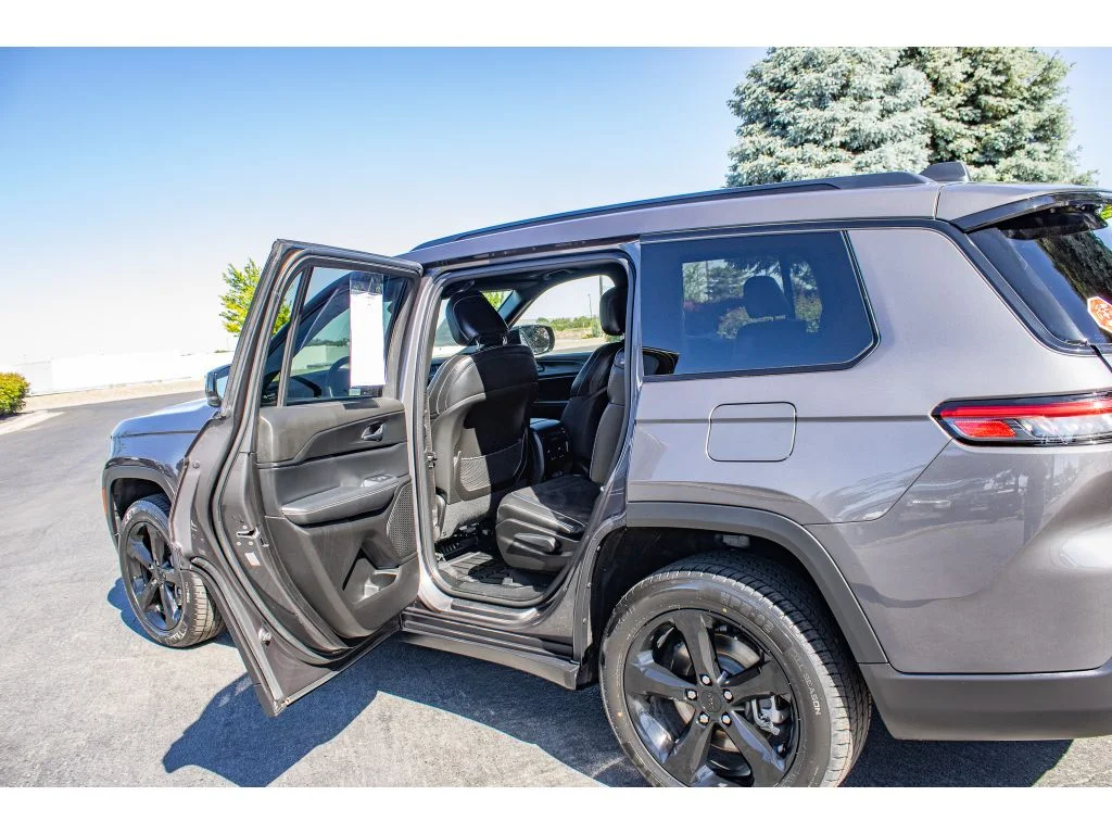 Used 2023 Baltic Gray Metallic Clearcoat Jeep Altitude image 15