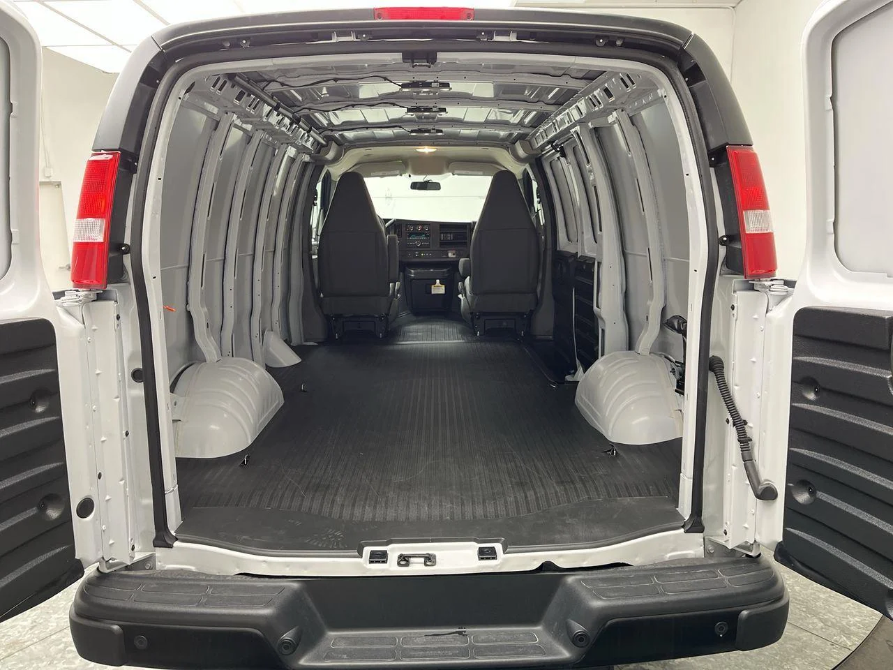 2025 GMC Savana Cargo Work Van - Photo 21