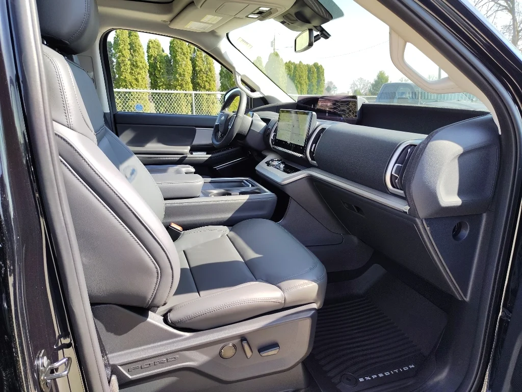 New 2026 Agate Black Metallic Ford MAX Active image 17