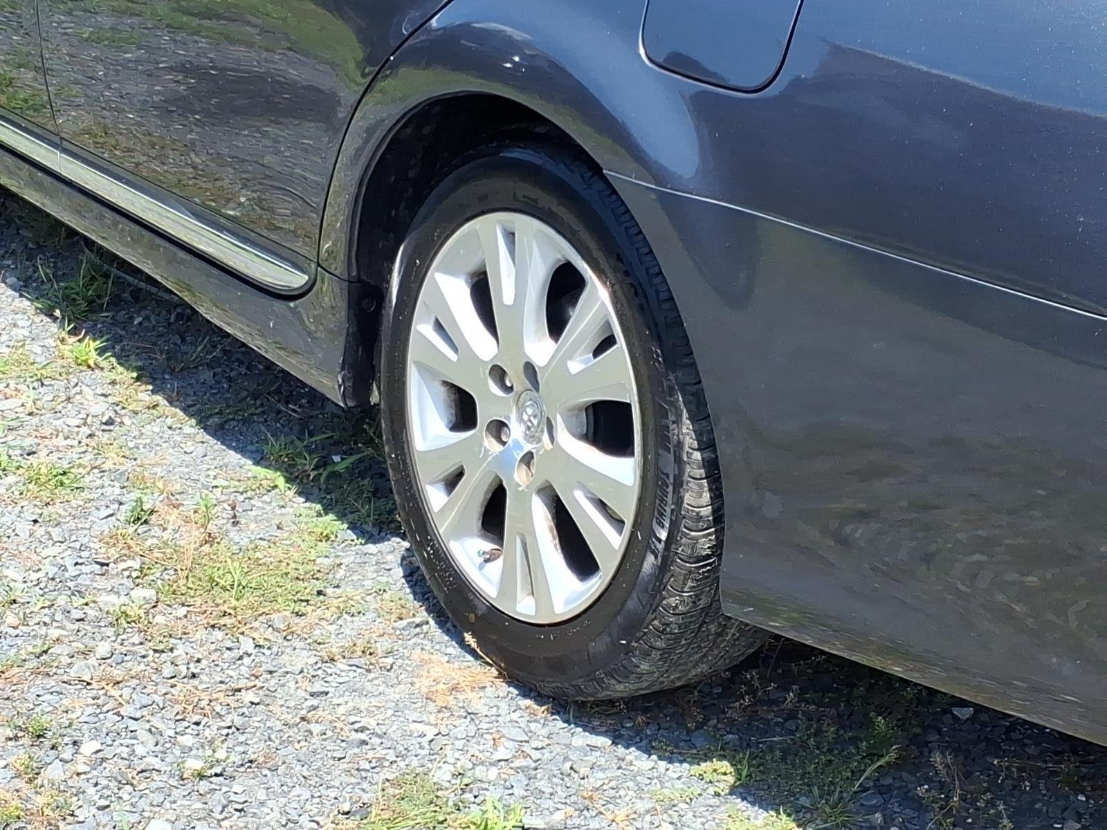Used 2011 CLASSIC SILVER METALLIC TOYOTA LIMI image 14