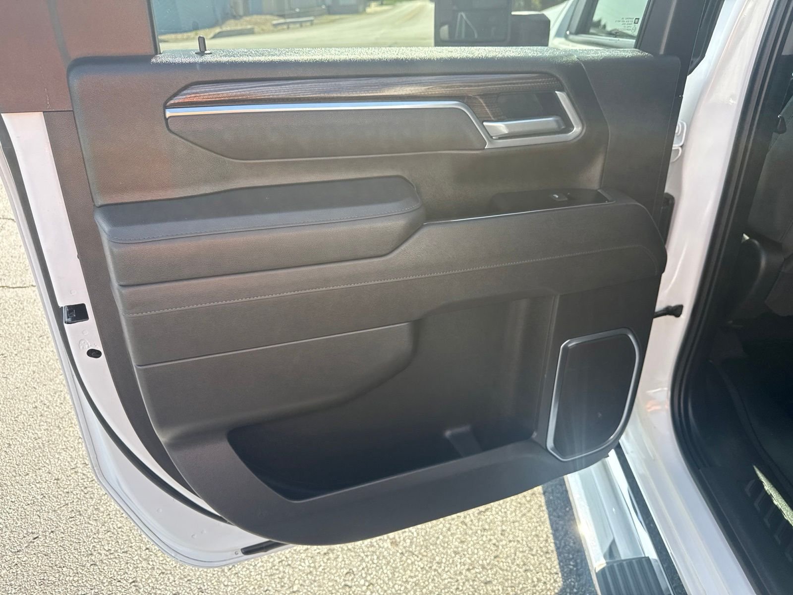 Used 2025 White Chevrolet LT image 17