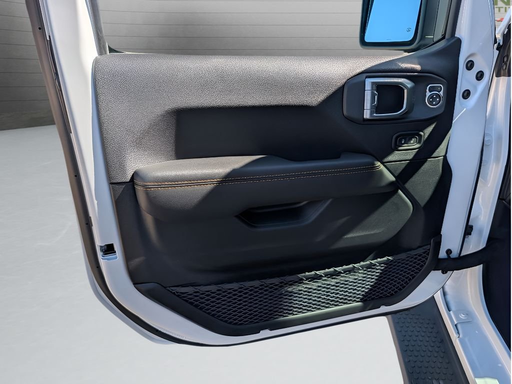 New 2026 Bright White Clear-Coat Exterior Paint Jeep Sahara image 15