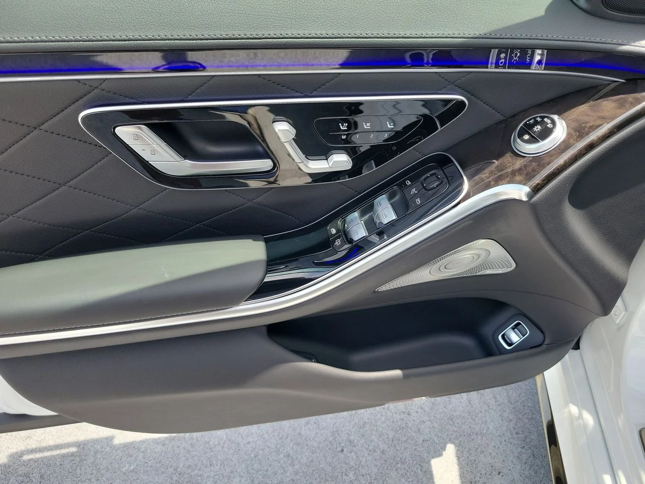 New 2026 MANUFAKTUR Moonlight White Metallic Mercedes-Benz S 580 image 19