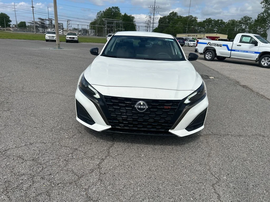 Used 2025 White Nissan 2.5 SR image 8