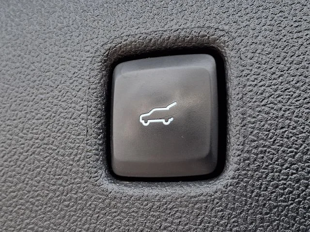 Used 2022 Black Ford SE image 31