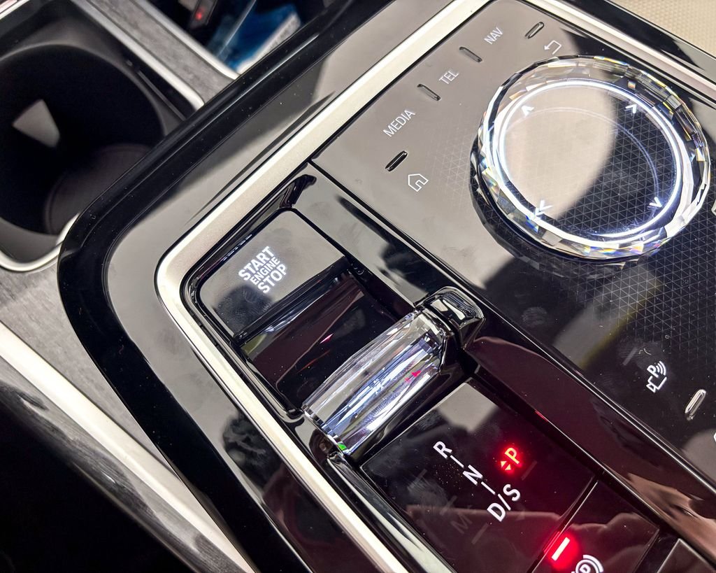 2025 BMW 7 Series 750e - Photo 46