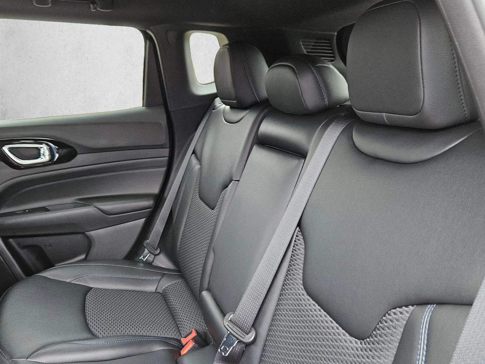 New 2026 Diamond Black Crystal Pearlcoat Jeep Latitude Altitude image 15