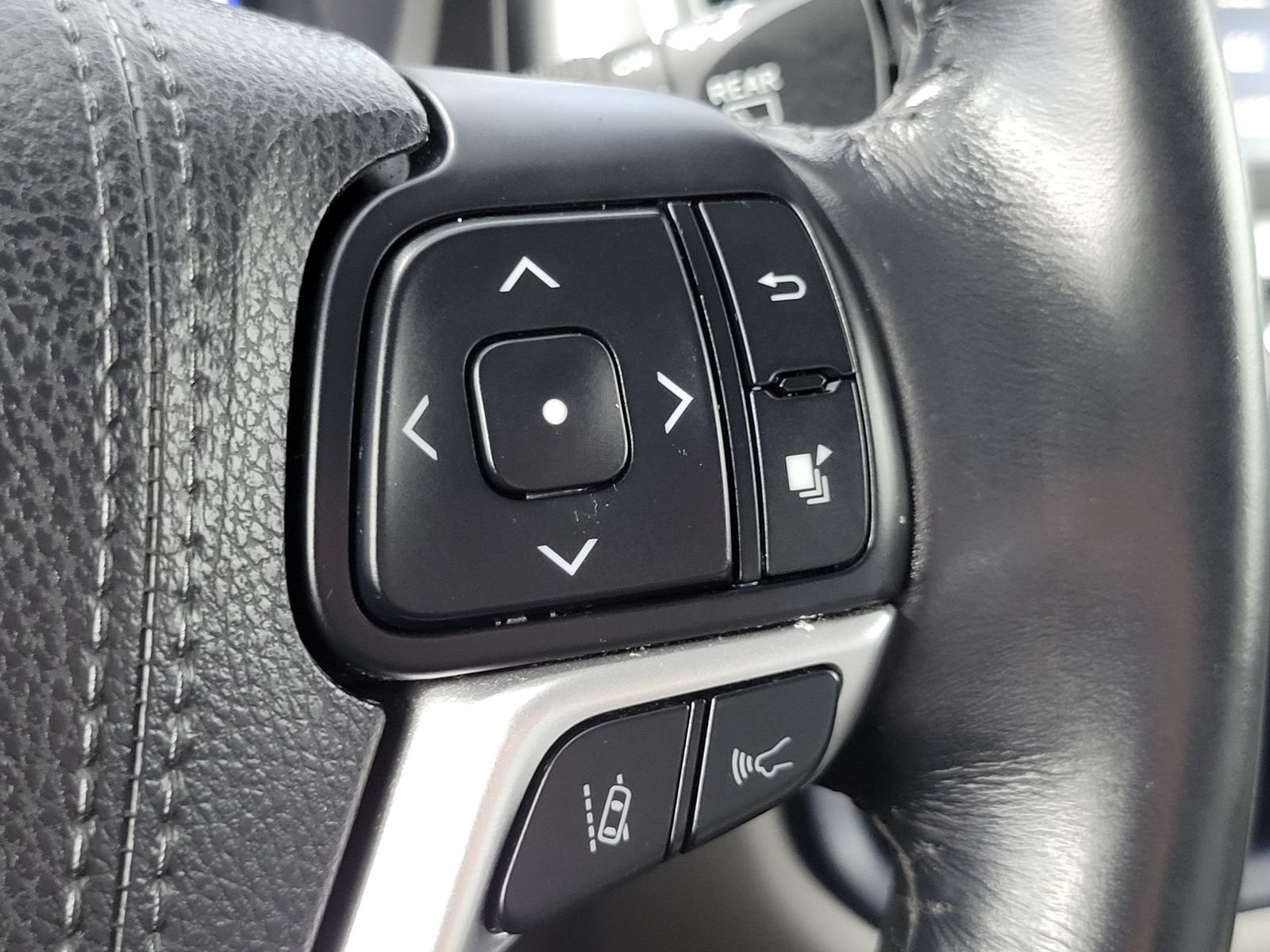 Used 2017 Silver Toyota XLE image 18