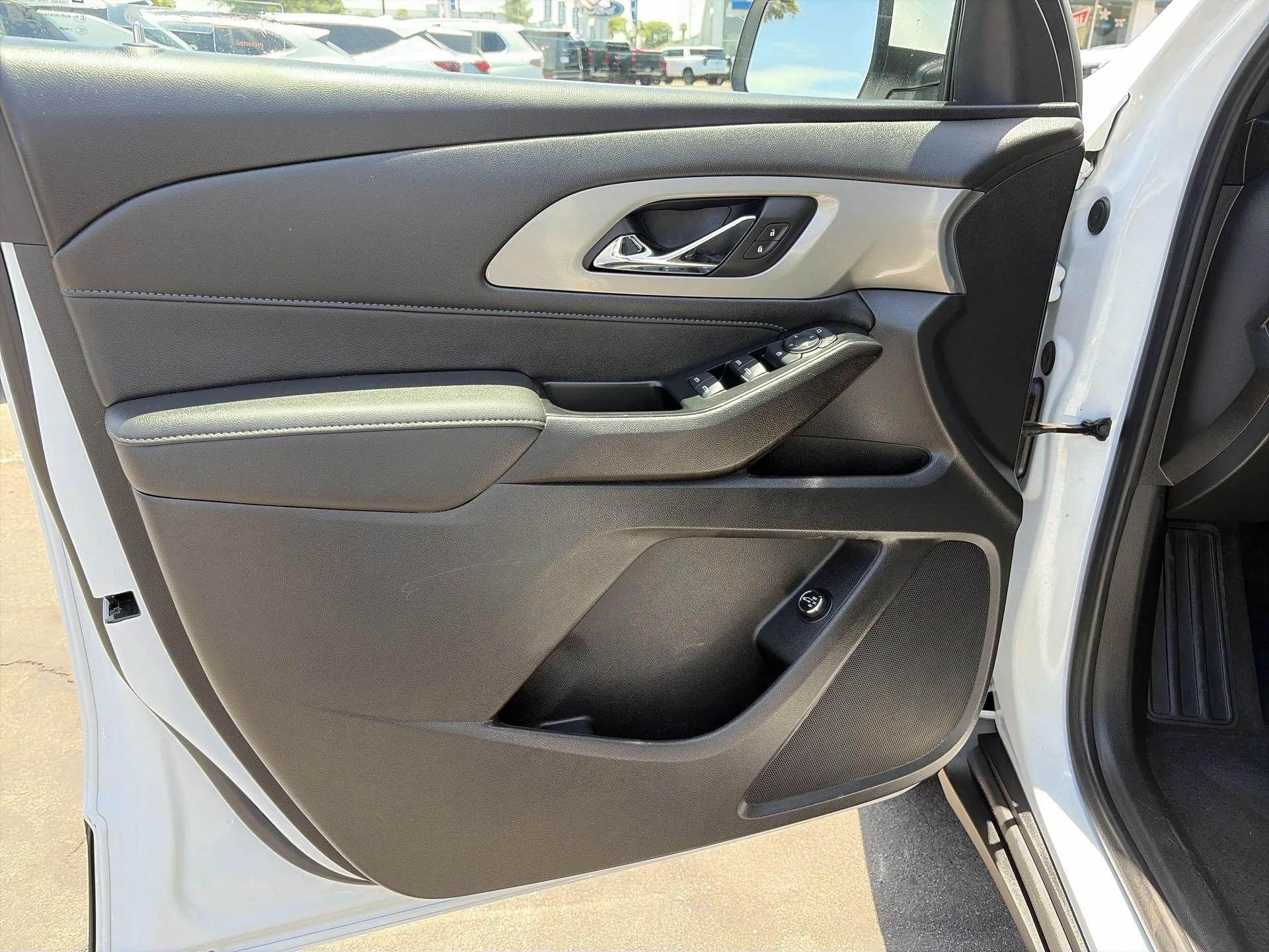Used 2023 Summit White Chevrolet LT Cloth image 25