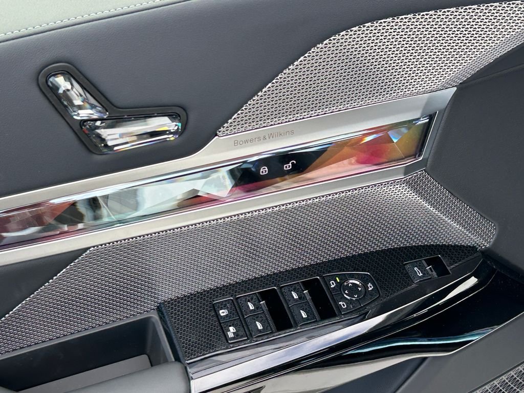 New 2026 Alpine White BMW M70 image 12