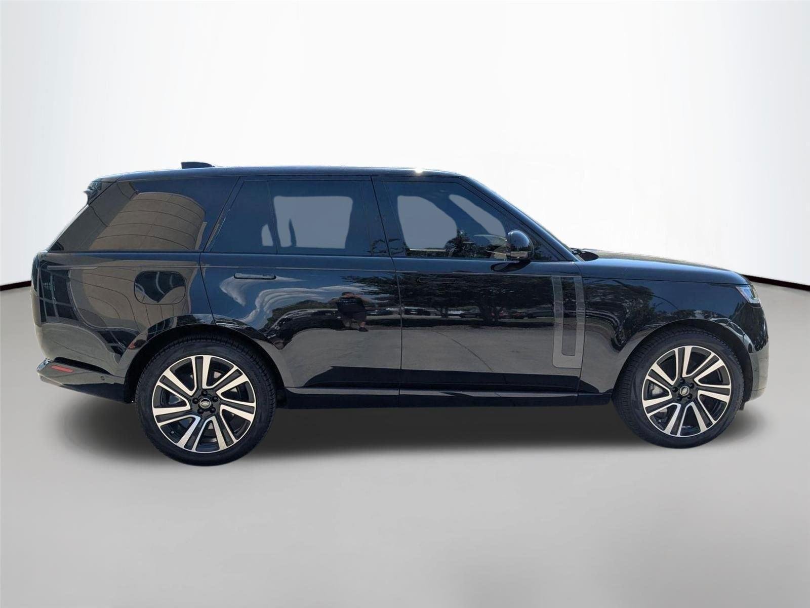Used 2023 Santorini Black Metallic Land Rover SE image 4