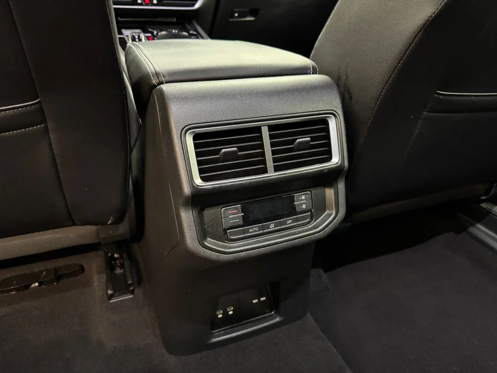 Used 2024 Gray Volkswagen 2.0T SE w/Technology image 25