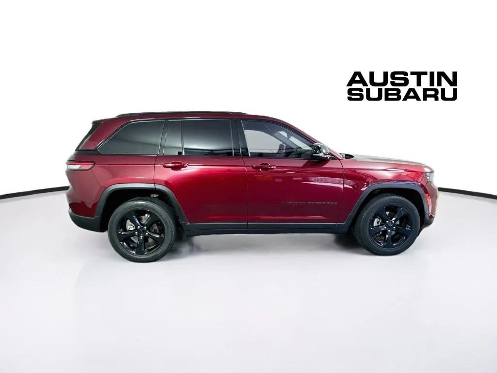 Used 2023 Red Jeep Altitude image 8