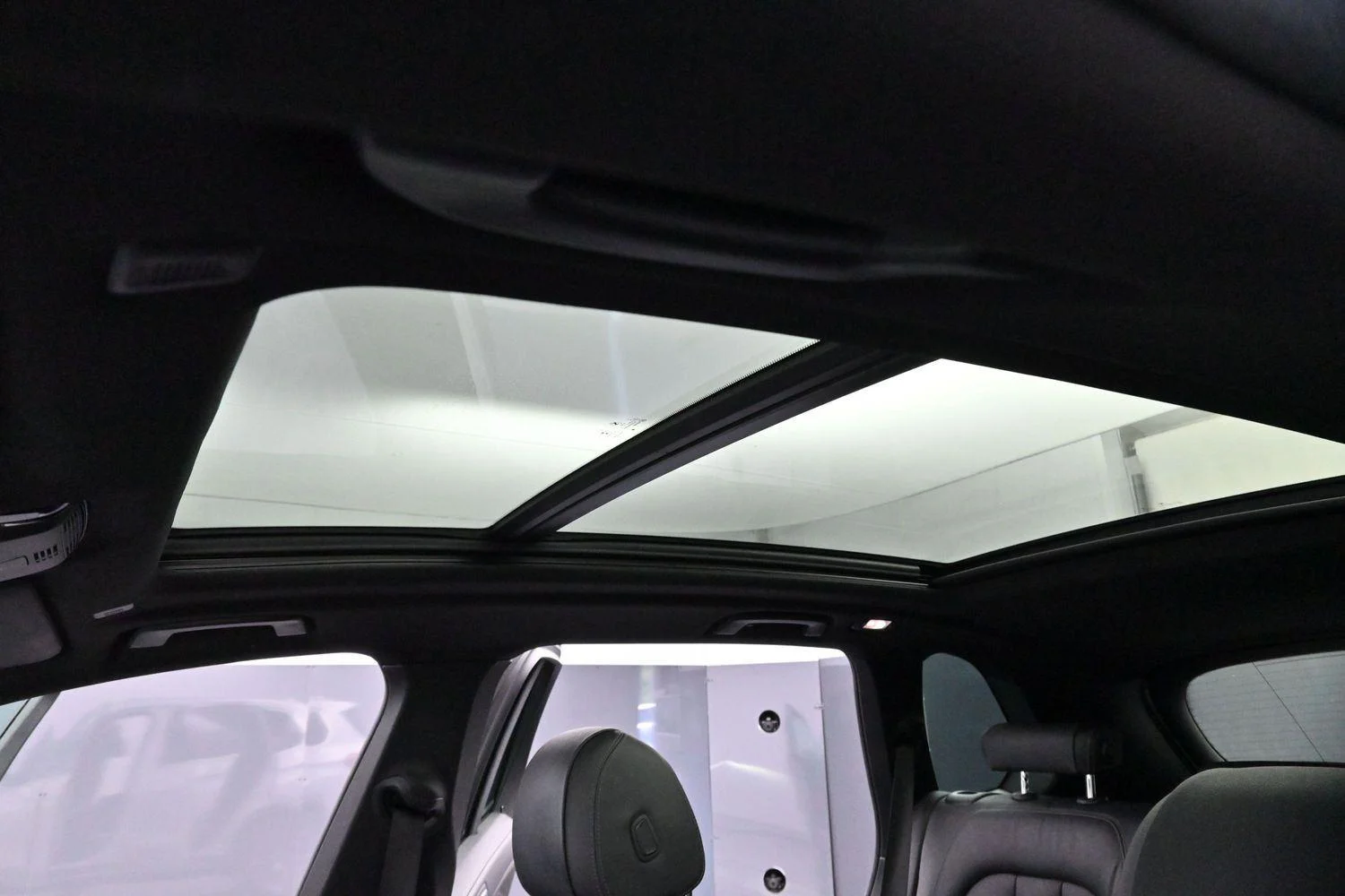 Used 2019 Mineral White Metallic BMW xDrive40i image 33