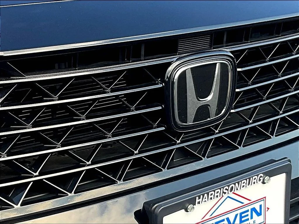 Used 2025 Crystal Black Pearl Honda SE image 31