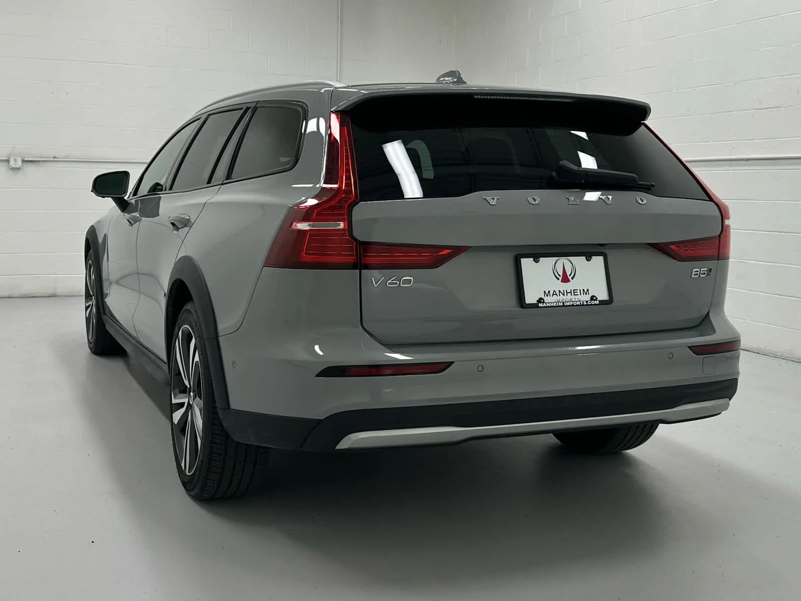 Used 2024 Vapour Grey Metallic Volvo Plus image 8