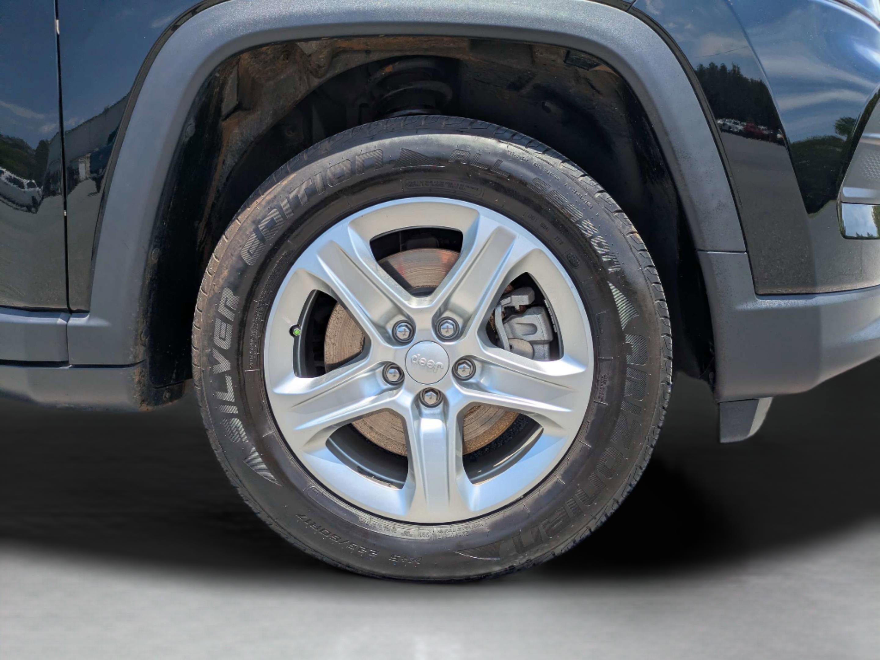 Used 2023 Diamond Black Crystal Pearlcoat Jeep Sport image 31